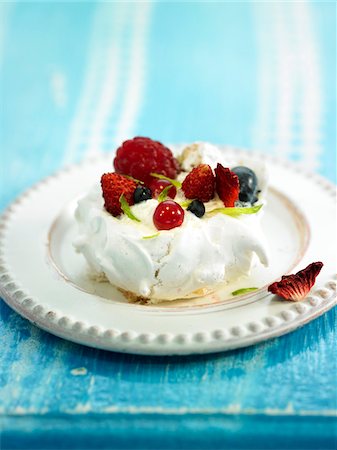 simsearch:652-05807471,k - Meringue avec fruits d'été Photographie de stock - Premium Libres de Droits, Code: 652-05808030