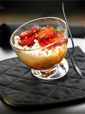 summer salad - Rice pudding with strawberries Foto de stock - Sin royalties Premium, Código: 652-05808062