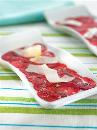 Beef carpaccio with flakes of manchego cheese Fotografie stock - Premium Royalty-Free, Codice: 652-05808081