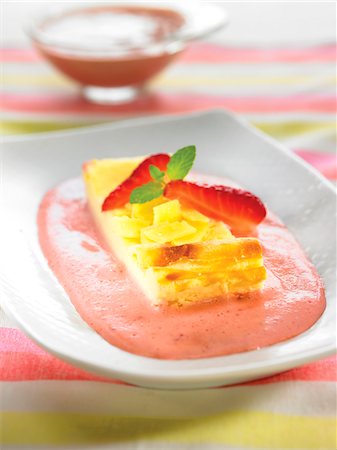 simsearch:652-03634472,k - Fromage blanc tart with strawberry fool Foto de stock - Sin royalties Premium, Código: 652-05808108