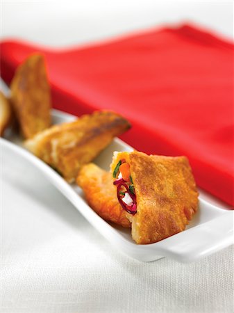 simsearch:652-03804656,k - Goat's cheese and vegetable Empanadillas Foto de stock - Sin royalties Premium, Código: 652-05808112