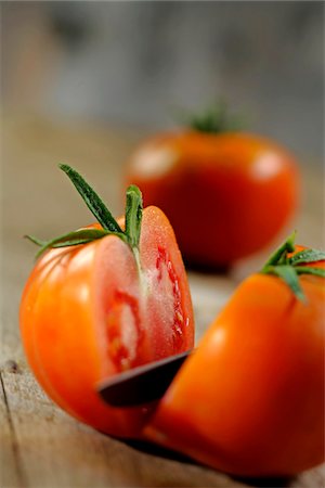 simsearch:652-05808144,k - Couper la tomate en deux Photographie de stock - Premium Libres de Droits, Code: 652-05808161