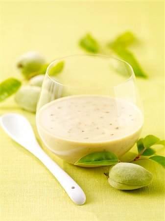 simsearch:652-07655598,k - Vanilla and almond cream dessert Foto de stock - Sin royalties Premium, Código: 652-05808219