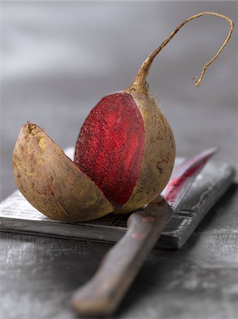 Raw beetroot cut in half Fotografie stock - Premium Royalty-Free, Codice: 652-05808213