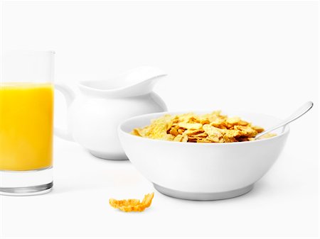 simsearch:652-07655288,k - Bowl of cereals and glass of orange juice Foto de stock - Sin royalties Premium, Código: 652-05808221