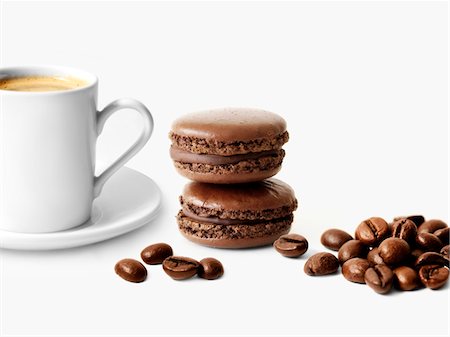 Schokolade-Makronen, Kaffeebohnen und einer Tasse Kaffee Stockbilder - Premium RF Lizenzfrei, Bildnummer: 652-05808234