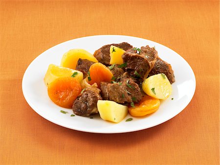 simsearch:652-03801577,k - Tajine d'agneau aux abricots secs Photographie de stock - Premium Libres de Droits, Code: 652-05808255