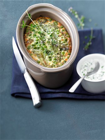 simsearch:652-05807192,k - Terrine de légume vert avec sauce aux herbes Photographie de stock - Premium Libres de Droits, Code: 652-05808257