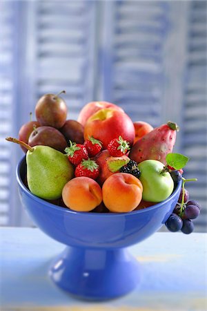 strawberries apple - Bowl of fresh fruit Stock Photo - Premium Royalty-Free, Code: 652-05808302