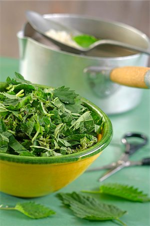 simsearch:652-03804931,k - Preparing nettle soup Fotografie stock - Premium Royalty-Free, Codice: 652-05808313