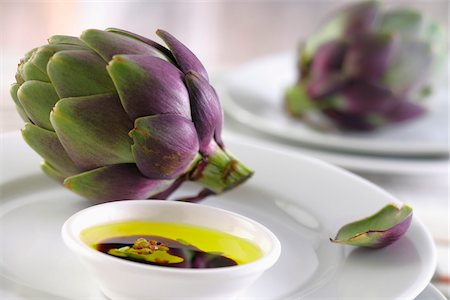 Raw artichoke and french dressing Foto de stock - Sin royalties Premium, Código: 652-05808379