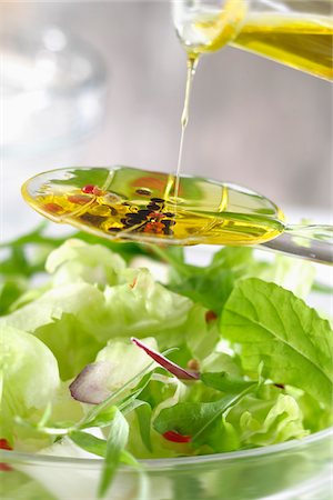 salatschüssel - Balsamico und Olivenöl französischer Verband Stockbilder - Premium RF Lizenzfrei, Bildnummer: 652-05808386