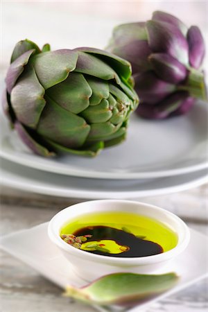 Raw artichoke and french dressing Foto de stock - Sin royalties Premium, Código: 652-05808380