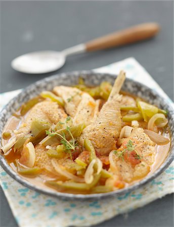 simsearch:652-03804390,k - Poulet de style provençal Photographie de stock - Premium Libres de Droits, Code: 652-05808464
