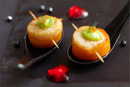 simsearch:652-03633950,k - Scallop and carrot Makis Foto de stock - Sin royalties Premium, Código: 652-05808493