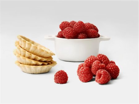 simsearch:652-05808539,k - Pastry casings for tartlets and raspberries Foto de stock - Royalty Free Premium, Número: 652-05808535