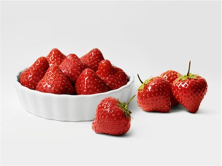 Strawberries and a china mould for tartlets Stock Photo - Premium Royalty-Free, Code: 652-05808538