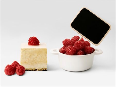 Petite terrine de framboises et signe pour la purée, gâteau au fromage Photographie de stock - Premium Libres de Droits, Code: 652-05808539
