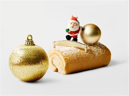 decorative - Christmas individual log cake with golden Christmas tree ball Stock Photo - Premium Royalty-Free, Code: 652-05808562