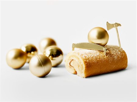 simsearch:652-05808556,k - Gâteau de journaux individuels de Noël avec des boules d'or arbre de Noël Photographie de stock - Premium Libres de Droits, Code: 652-05808563