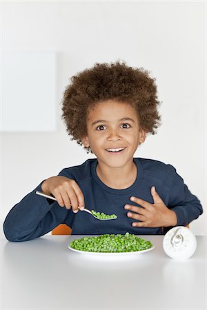 simsearch:652-05808415,k - Jeune garçon manger une assiette de petits pois Photographie de stock - Premium Libres de Droits, Code: 652-05808597