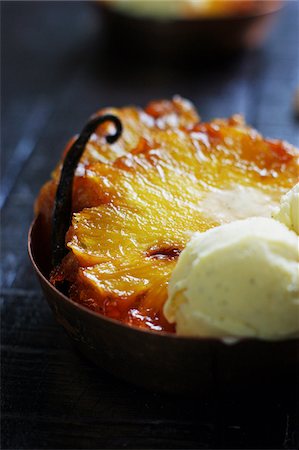 Ananas poêlé à saveur de vanille avec une boule de crème glacée Photographie de stock - Premium Libres de Droits, Code: 652-05808619