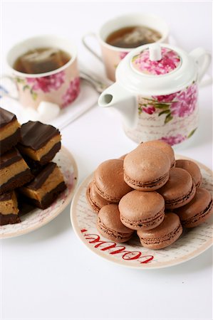 simsearch:652-03803202,k - Heure du thé avec des biscuits et macarons Photographie de stock - Premium Libres de Droits, Code: 652-05808626