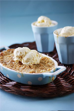 Apple crumble with vanilla ice cream Foto de stock - Sin royalties Premium, Código: 652-05808623