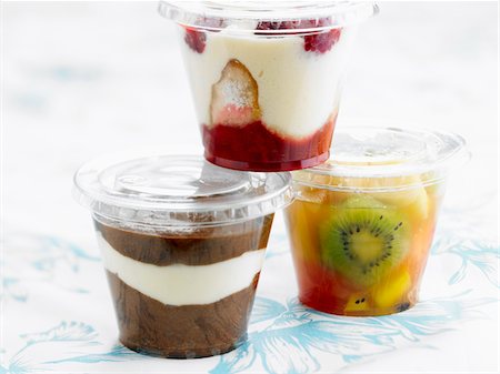 Trois desserts différents dans des contenants en plastique à emporter Photographie de stock - Premium Libres de Droits, Code: 652-05808648