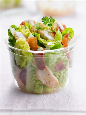 Cäsar-Salat in einem Kunststoffgefäß Stockbilder - Premium RF Lizenzfrei, Bildnummer: 652-05808654