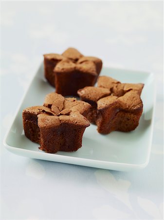 simsearch:652-05808725,k - Star-shaped chocolate fondants Fotografie stock - Premium Royalty-Free, Codice: 652-05808732