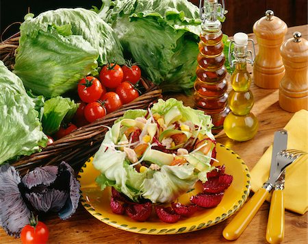 Salade de poulet, tomates et maïs sucré dans un panier de laitue Photographie de stock - Premium Libres de Droits, Code: 652-05808755