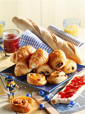 pain au chocolat - Kid's teatime Stock Photo - Premium Royalty-Free, Code: 652-05808779