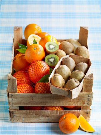 simsearch:652-05807654,k - Crate of oranges and kiwis Foto de stock - Sin royalties Premium, Código: 652-05808781