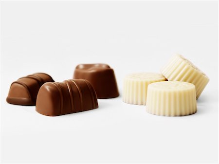 faire une selection - Chocolats assortis Photographie de stock - Premium Libres de Droits, Code: 652-05808804