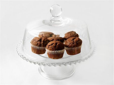 simsearch:652-05806704,k - Muffins au chocolat sous une coupole de verre Photographie de stock - Premium Libres de Droits, Code: 652-05808802