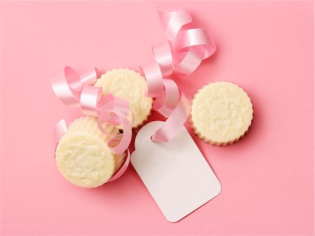 White chocolates,pink ribbon and a blanck tag Stock Photo - Premium Royalty-Free, Code: 652-05808818