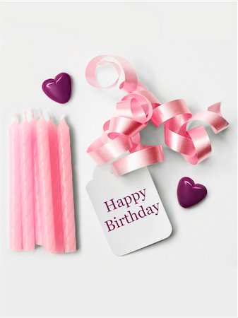 Birthday tag,ribbon and pink birthday candles Foto de stock - Sin royalties Premium, Código: 652-05808842