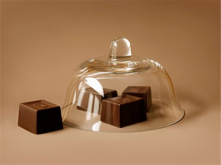 simsearch:652-05808873,k - Chocolates under a glass dome Foto de stock - Sin royalties Premium, Código: 652-05808872