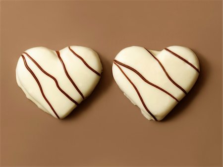 Heart-shaped white chocolate biscuits Foto de stock - Sin royalties Premium, Código: 652-05808883