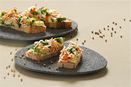 Surimi et avocat Bruschettas Photographie de stock - Premium Libres de Droits, Code: 652-05808904