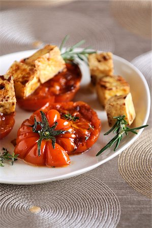 Tofu and rosemary brochettes with tomatoes Foto de stock - Sin royalties Premium, Código: 652-05808903