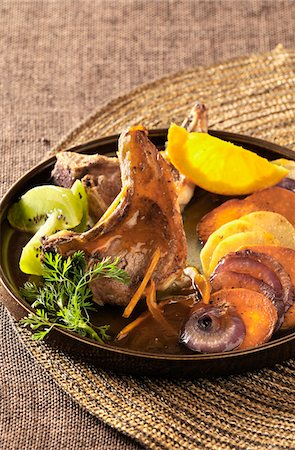 simsearch:652-03804766,k - Côtelettes grillées avec les carottes, les pommes de terre et les kiwis Photographie de stock - Premium Libres de Droits, Code: 652-05808910