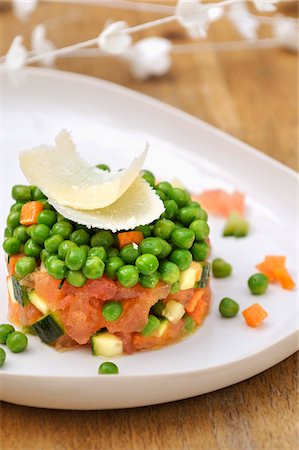 simsearch:652-03800117,k - Summer vegetable tartare with peas and parmesan flakes Foto de stock - Sin royalties Premium, Código: 652-05808934