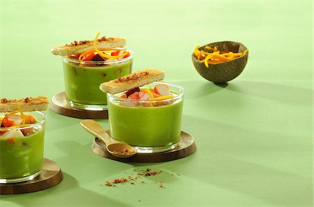 simsearch:652-03800937,k - Cream of pea soup with hazelnut butter and surimi Foto de stock - Sin royalties Premium, Código: 652-05808940