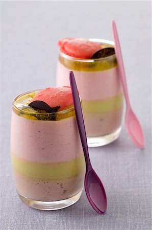 Mousse aux fraises et menthe en verrine Photographie de stock - Premium Libres de Droits, Code: 652-05808957