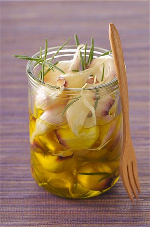 simsearch:825-05815301,k - Preserved garlic in olive oil and rosemary Foto de stock - Royalty Free Premium, Número: 652-05808950