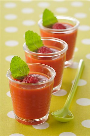 soup vegetable - Soupe de framboise avec menthe poivrée Photographie de stock - Premium Libres de Droits, Code: 652-05808965