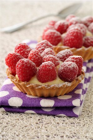 simsearch:652-07655683,k - Tartelettes à la framboises Photographie de stock - Premium Libres de Droits, Code: 652-05808977