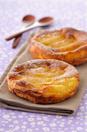 duo - Apple tartlets Stock Photo - Premium Royalty-Free, Code: 652-05808982